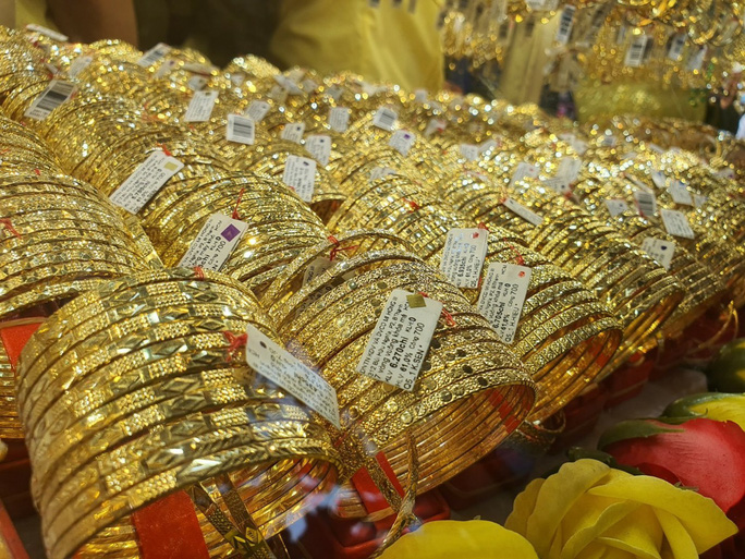 Giá vàng hôm nay 16-8: Giá vàng SJC lại bỏ xa giá thế giới